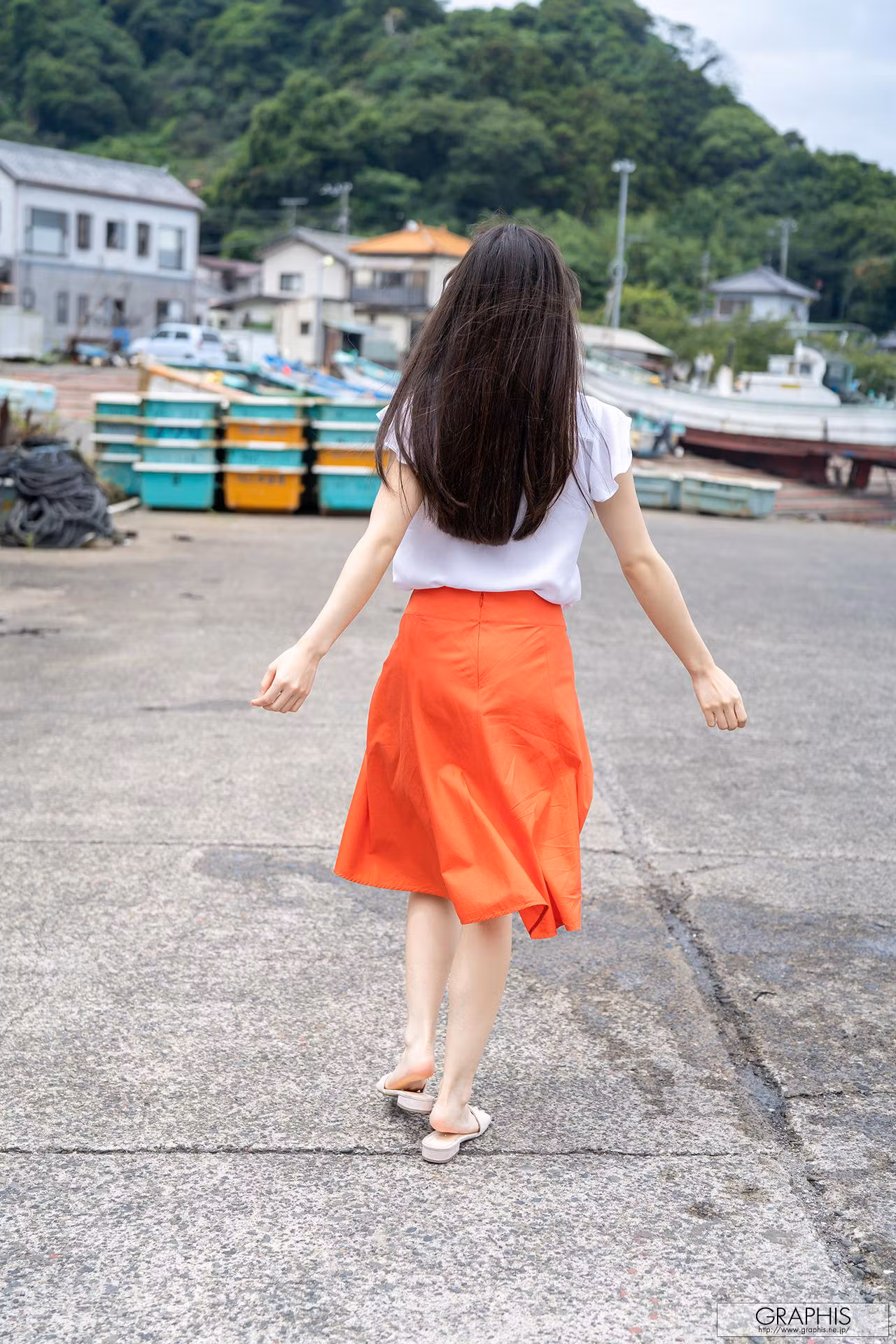 褪去日系和服浴衣后在床上显露白嫩玉足线条